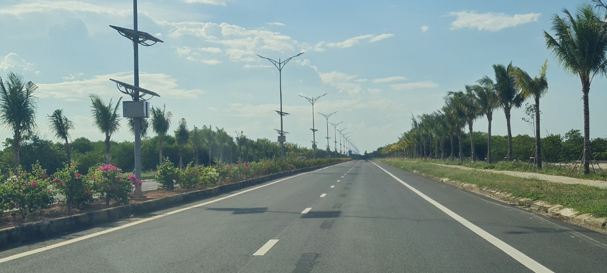 Đường Võ Chí Công đi qua nhiều địa phương của Quảng Nam gồm Hội An, Duy Xuyên, Thăng Bình, Tam Kỳ, nối với Sân bay quốc tế Chu Lai (Núi Thành).