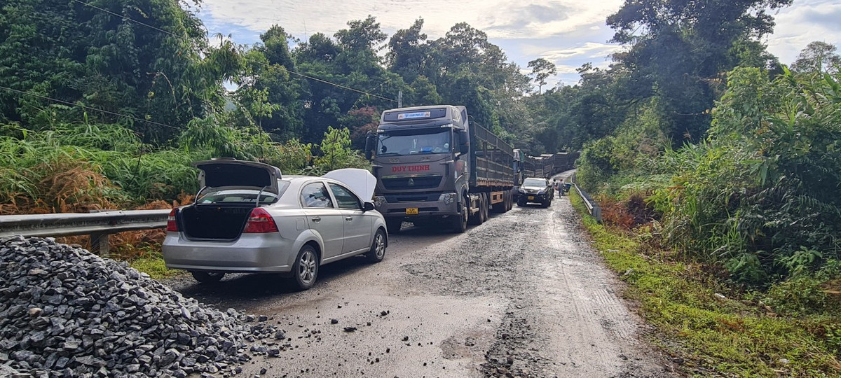 Nguyên nhân tai nạn theo anh Phương là do vướng đá thi công, xe tua bánh và trượt vào vách núi Rất may, không có thiệt hại về người.