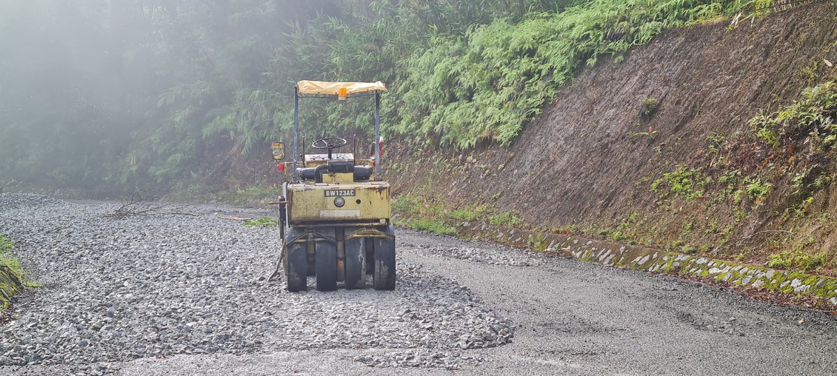 Một số đoạn đã được rải đá.