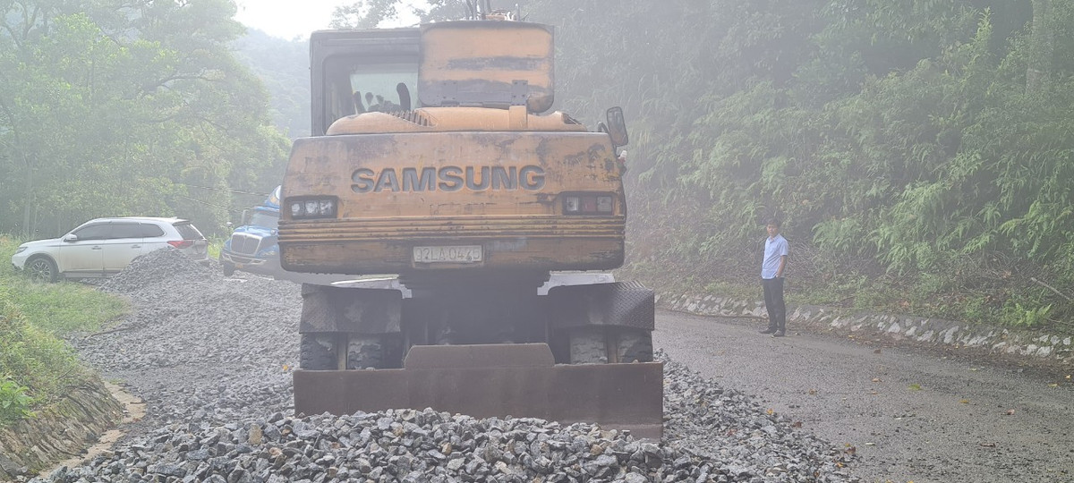 Tại khu vực này, một số đoạn được thi công dang dở.