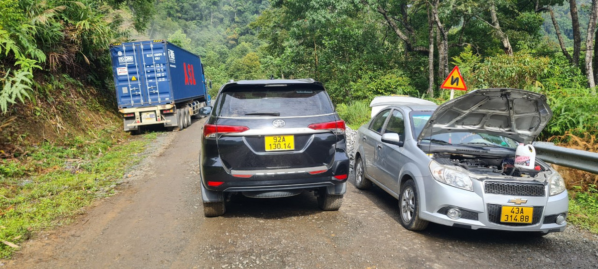 Vướng đá thi công, hàng loạt xe lưu thông cả 2 phía đều phải dừng lại.