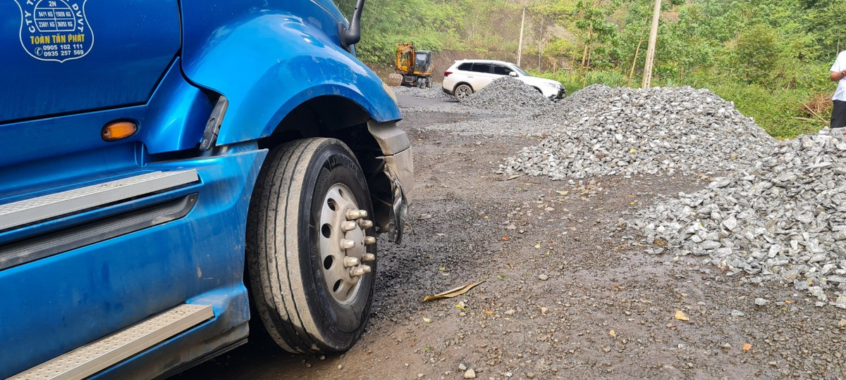 Đá thi công dùng để rải mặt đường đang chất đống khiến xe không thể lưu thông.