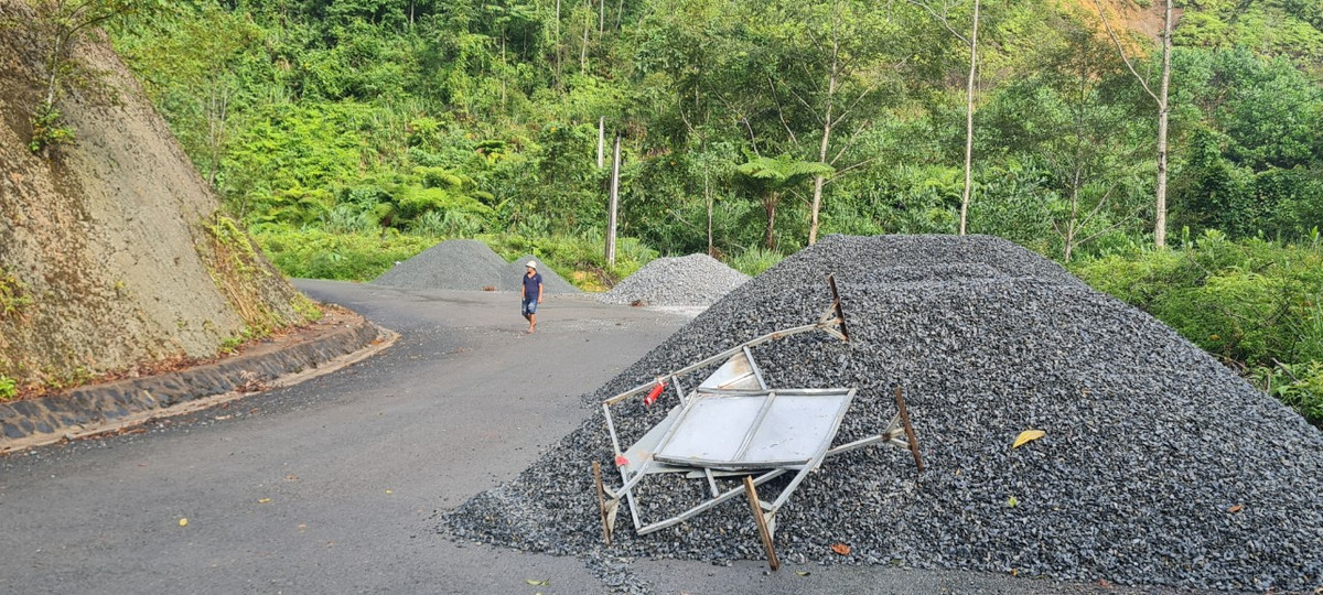 Lãnh đạo Sở Giao thông Vận tải Quảng Nam cho biết đã liên hệ đơn vị thi công và cử thanh tra lên kiểm tra.