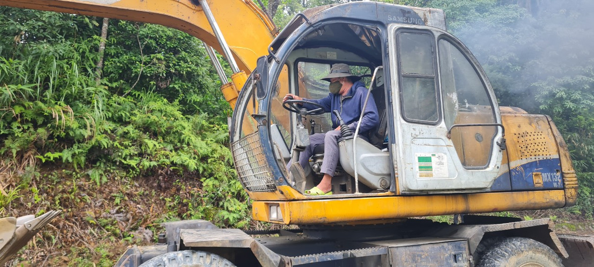 8h sáng 5/8, xe múc mới có mặt tại hiện trường để giải phóng đất đá thi công, xử lý ùn tắc.