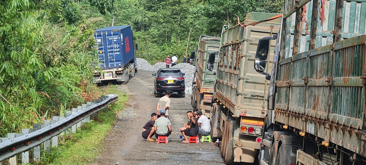 Tài xế bắc ghế ra ngồi giữa đường chờ các cơ quan chức năng đến xử lý.