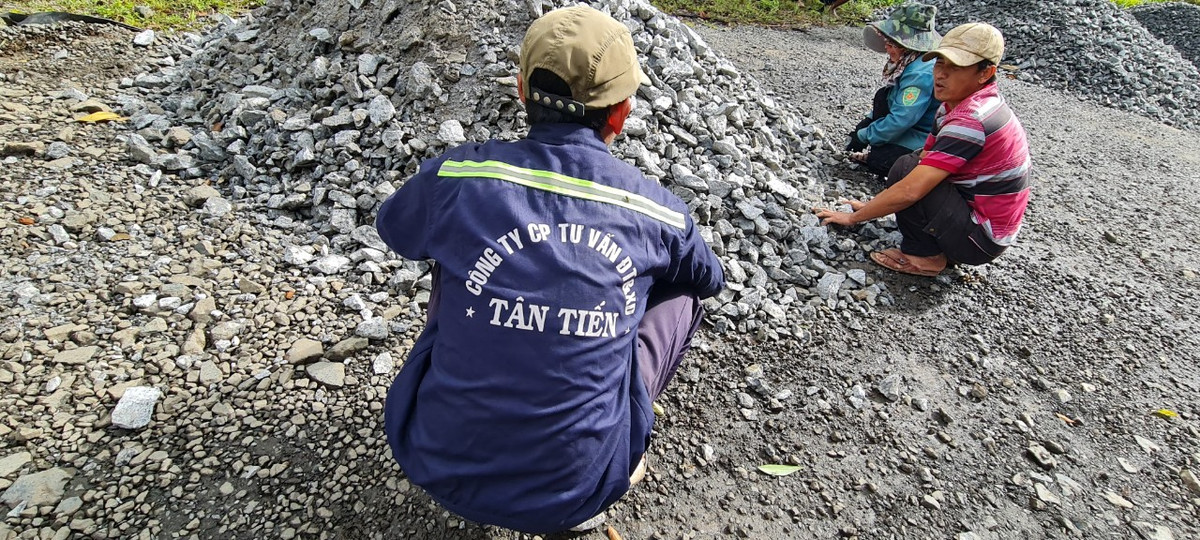 Được biết, đơn vị thi công con đường này là công ty Tân Tiến. Một số công nhân có mặt tại hiện trường sáng nay.