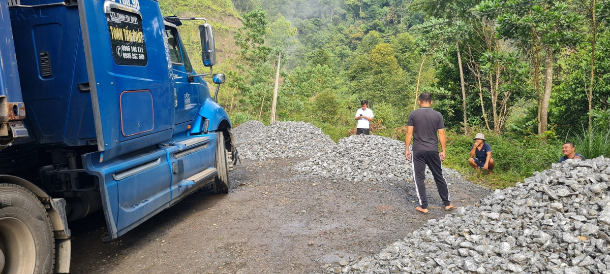 Đến 7h sáng 5/8, đá vẫn chất ngổn ngang từng đống lớn trên mặt đường.