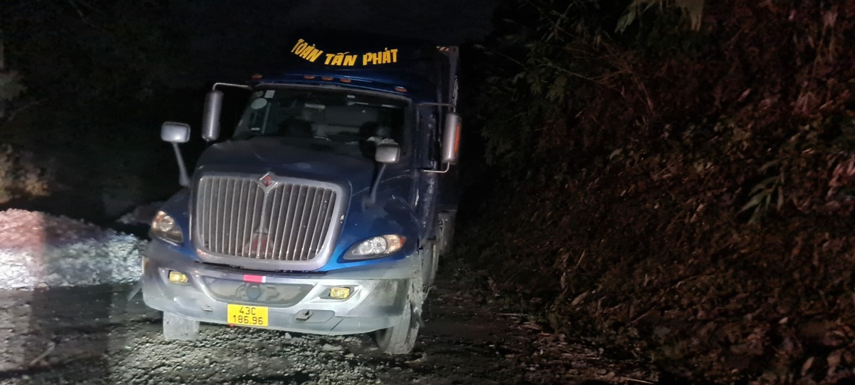 Anh Nguyễn Thanh Phương, tài xế điều khiển xe container cho biết, xe anh gặp nạn vào khuya hôm qua, nhưng không thể liên lạc với cơ quan chức năng do khu vực này không có sóng.