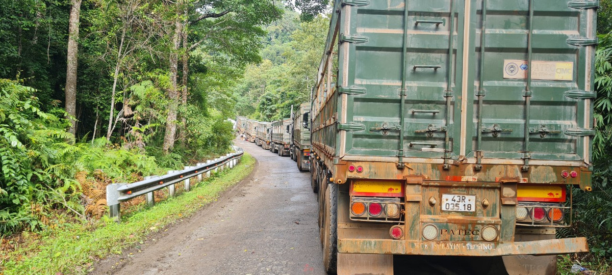 Hình ảnh từng đoàn xe container ì ạch "bò" trên con đường nhỏ hẹp, quanh co, khúc khuỷu, sạt lở... “hư đâu sửa đó”, chưa biết bao giờ kết thúc. Được biết, hiện nay đang có các công ty tham gia sửa chửa các đoạn đường quốc lộ 14D hư hỏng, nhưng đã xảy ra những bất cập trong công tác thi công, gây ảnh hưởng đến các phương tiện tham gia giao thông.