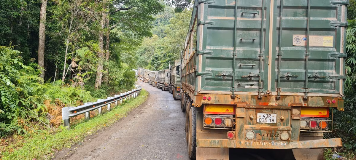 Hình ảnh từng đoàn xe container ì ạch "bò" trên con đường nhỏ hẹp, quanh co, khúc khuỷu, sạt lở... “hư đâu sửa đó”, chưa biết bao giờ kết thúc. Được biết, hiện nay đang có các công ty tham gia sửa chửa các đoạn đường quốc lộ 14D hư hỏng, nhưng đã xảy ra những bất cập trong công tác thi công, gây ảnh hưởng đến các phương tiện tham gia giao thông.