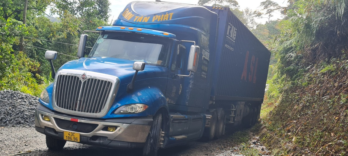 Tối 4/8, xe container đang lưu thông trên quốc lộ 14D đến Km68 thì vướng đá thi công mặt đường, trượt vào vách núi khiến quốc lộ này tê liệt.