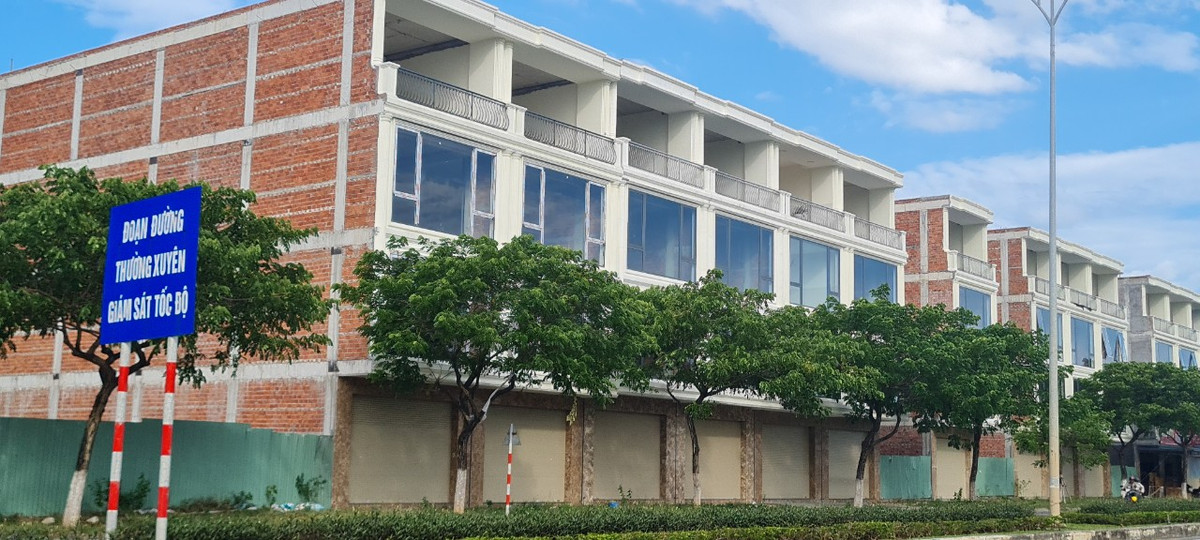 Dãy shophouse nằm trên trục đường Võ Chí Công, thuộc phường Hòa Quý, quận Ngũ Hành Sơn, thành phố Đà Nẵng.