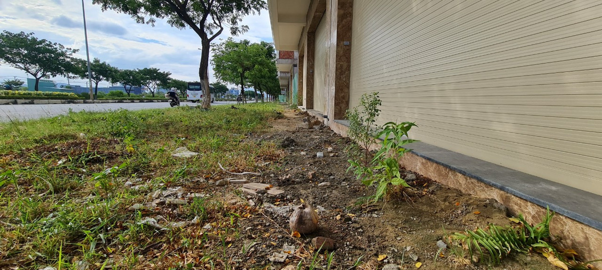 Một môi giới bất động sản tên M. tại đây cho biết, giá mỗi căn shophouse 2 mặt tiền tại đây lúc cao điểm lên tới gần chục tỷ đồng.