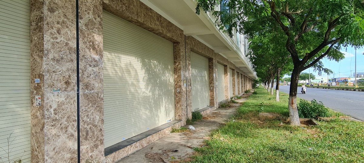Thế nhưng, cả dãy shophouse đang đóng cửa im ỉm, không một bóng người, ngay trên con đường vốn được xem là đắc địa nhất nhì khu vực này.