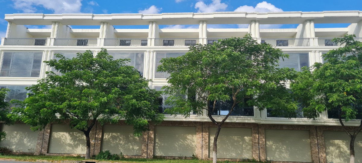 Các căn shophouse đều được xây dựng 4 tầng, hiện đã hoàn thiện phần thô, mặt ngoài ốp đá bóng loáng.