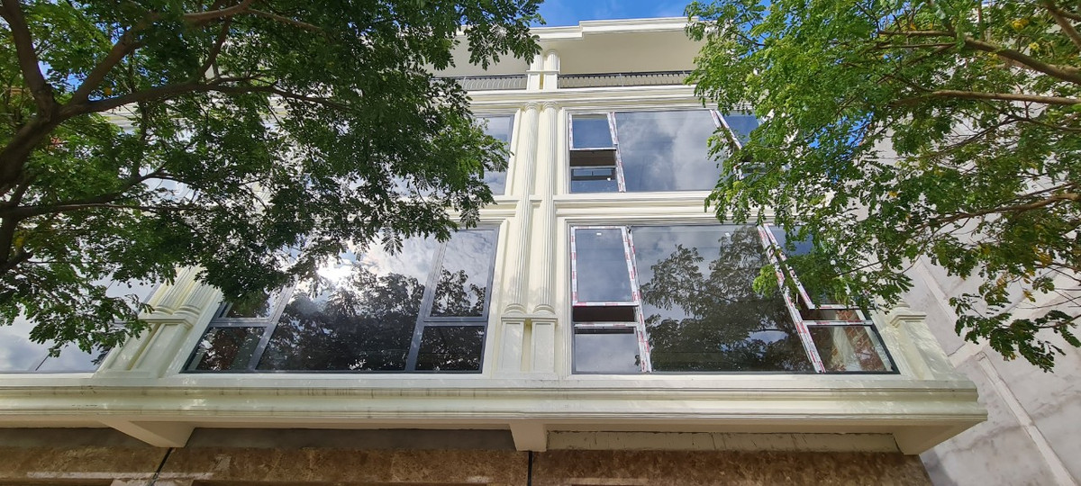 Lớp cửa kính hào nhoáng còn "nguyên tem" bên trên tầng lầu.