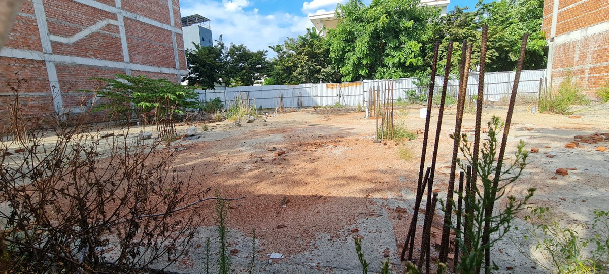 Nhiều hạng mục xung quanh còn dang dở bên trong những hàng rào tôn.