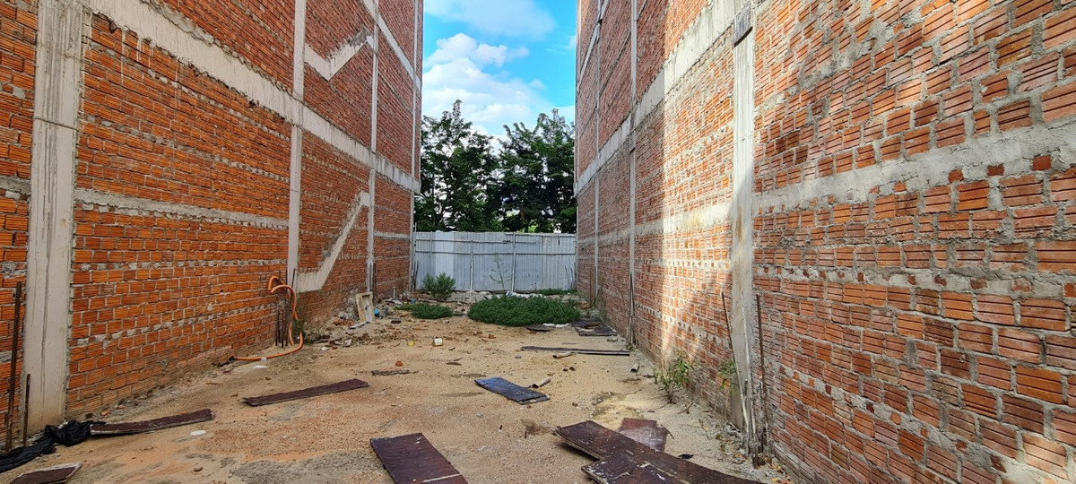 Thời sốt ảo đã qua, cả dãy shophouse 2 mặt tiền giờ vắng lặng.