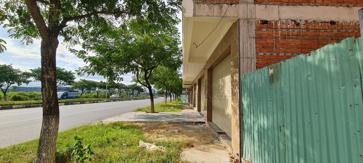 Dãy shophouse gồm 2 mặt tiền, mặt tiền chính nằm trên trục đường huyết mạch 33m Võ Chí Công thông ra biển, mặt sau là đường 5,5m.