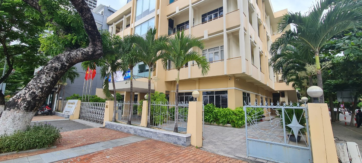 Trong các cơ sở nhà đất trên, có 3 cơ sở nằm trên đường Bạch Đằng gồm: 26 Bạch Đằng có diện tích 916,8m2, ngày định giá 9/2/2010; 34 Bạch Đằng có diện tích 1.421,7m2, ngày định giá 17/4/2010 và 124 Bạch Đằng có diện tích 53,6m2, ngày định giá 15/12/2012.