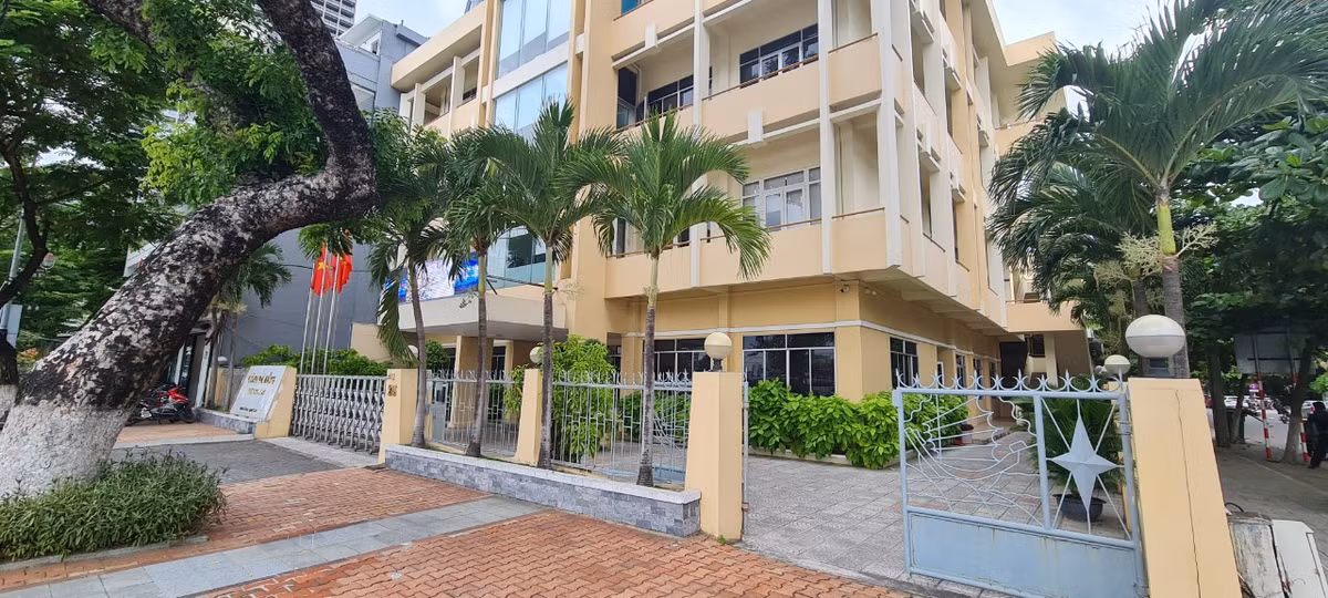 Trong các cơ sở nhà đất trên, có 3 cơ sở nằm trên đường Bạch Đằng gồm: 26 Bạch Đằng có diện tích 916,8m2, ngày định giá 9/2/2010; 34 Bạch Đằng có diện tích 1.421,7m2, ngày định giá 17/4/2010 và 124 Bạch Đằng có diện tích 53,6m2, ngày định giá 15/12/2012.