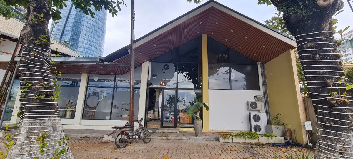 Cơ sở nhà đất tại địa chỉ 34 Bạch Đằng hiện nằm ở vị trí rất đắc địa, ngay trung tâm hành chính thành phố Đà Nẵng.