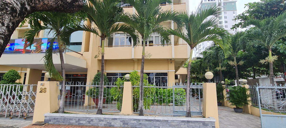 Trước đó, Kết luận thanh tra số 34/KL-TTCP ngày 8/1/2019 về chuyển đổi nhà, đất công có vị trí đắc địa sang mục đích khác trên địa bàn thành phố Đà Nẵng của Tổng Thanh tra Chính phủ đã chỉ ra một số sai phạm trong việc xác định giá chuyển quyền sử dụng đất tại một số cơ sở nhà đất.