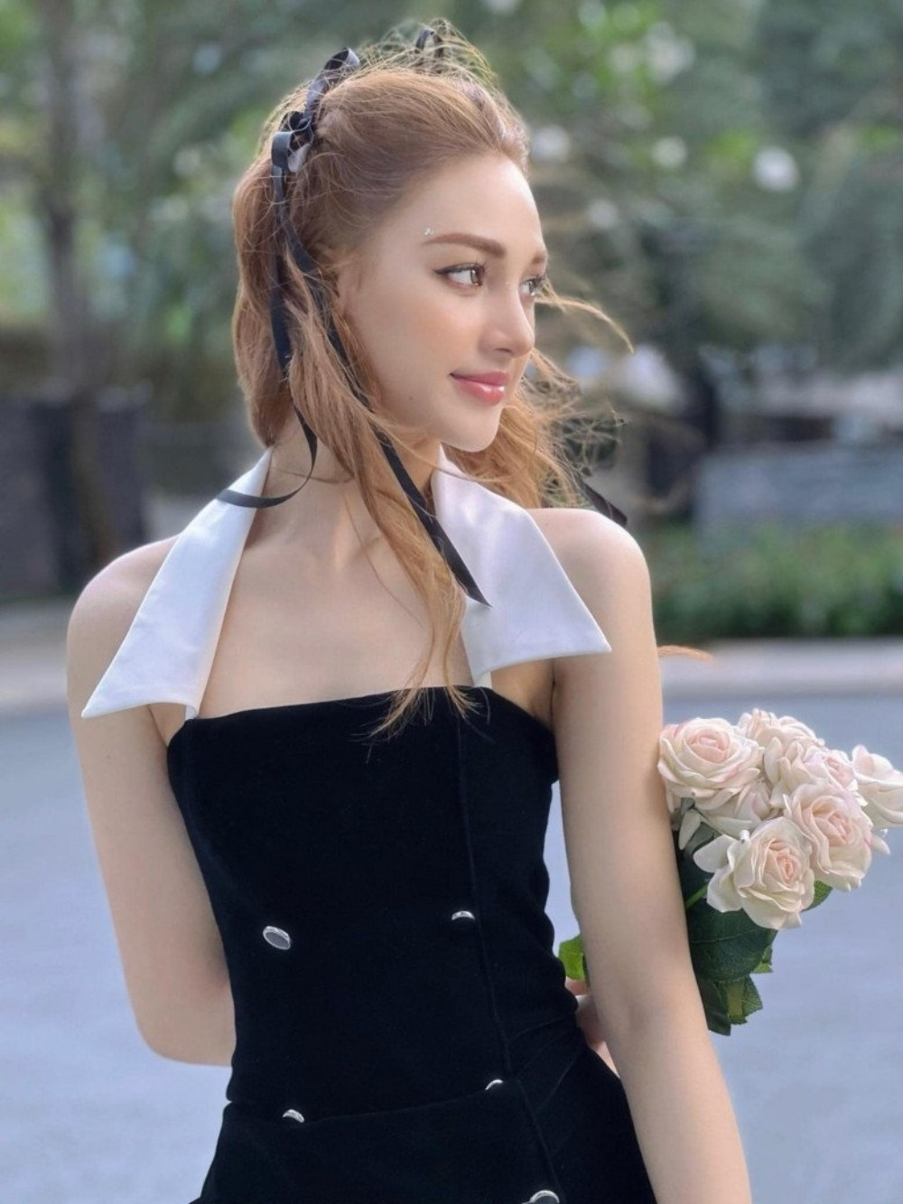 H’Duyên thường xuyên bị nhầm là người nước ngoài, nhưng cô cho biêt cho biết mình thuần Việt 100%, thậm chí hồi bé còn "đen nhẻm và không hề xinh đẹp".