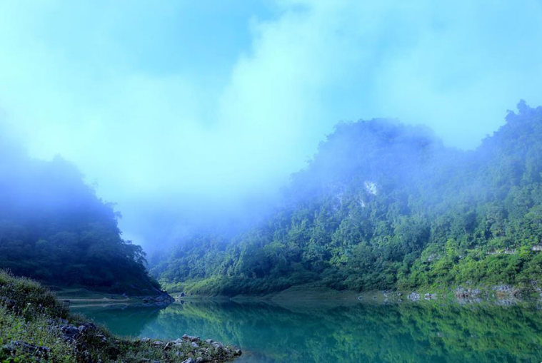 Còn mùa đông, nước hồ Thang Hen thường cạn hơn nên bạn có thể nhìn thấy tận đáy hồ. Làn nước tĩnh lặng, trong veo in bóng cây lại mang một vẻ đẹp thật quyến rũ.