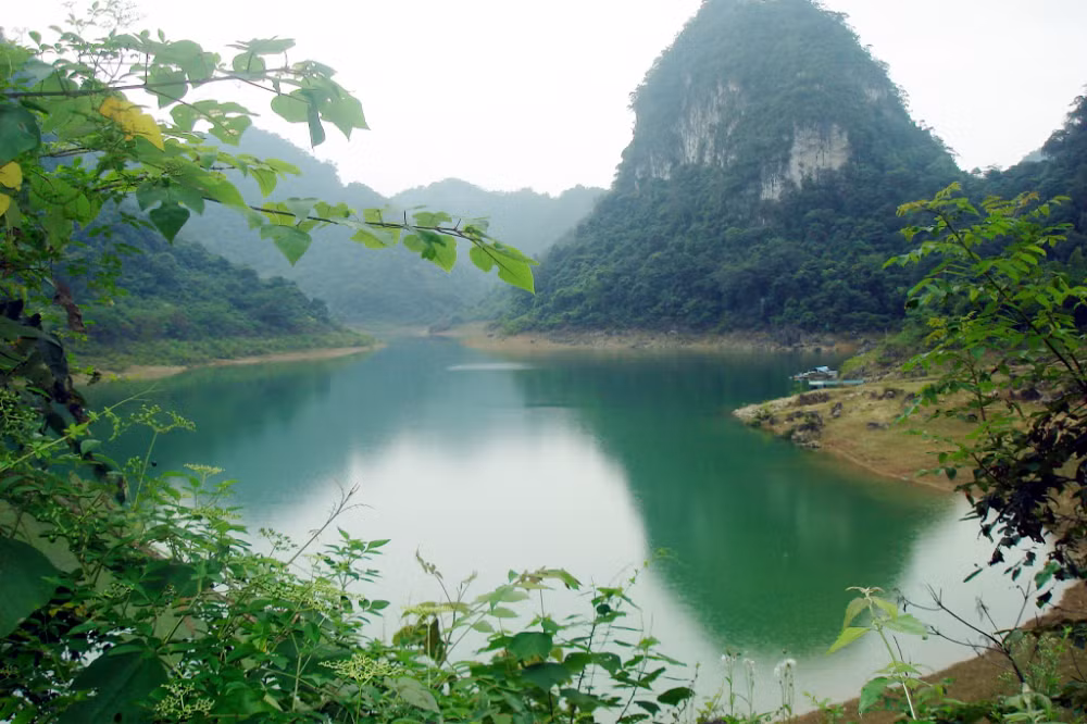 Tên của hồ Thang Hen trong tiếng Tày được hiểu là "đuôi ong", sở dĩ có tên gọi này là khi nhìn từ trên cao phóng tầm nhìn xuống bạn sẽ liên tưởng ngay đến hình dáng của đuôi con ong. Hồ có chiều rộng chừng từ 100m - 300m, chiều dài từ 500m - 1.000m tùy theo mực nước lên xuống vào mùa mưa hay mùa khô trong một năm.