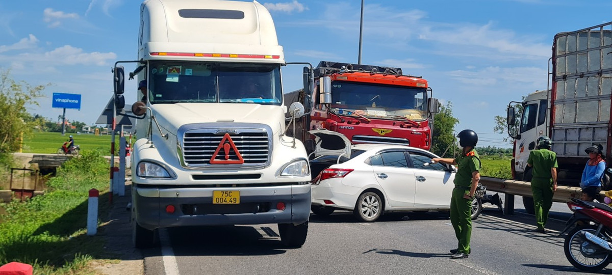 Nhận được tin báo, lực lượng chức năng đã đến hiện trường điều tiết giao thông.