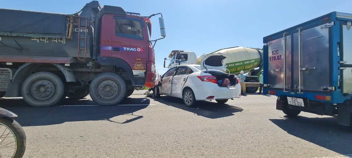  Vụ va chạm khiến giao thông qua đoạn đường này ùn tắc.