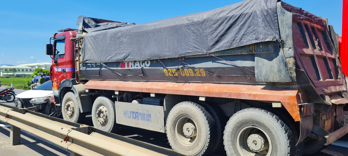 Đây là đoạn Quốc lộ 1A có dải phân cách cứng giữa 2 chiều.