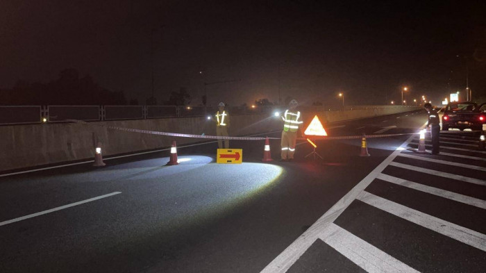 Vụ tai nạn khiến cả 2 xe nằm chắn ngang toàn mặt đường bên phải, cả hai phương tiện đều hư hỏng. Giao thông qua khu vực tai nạn bị tắc hoàn toàn. Đến 11h ngày 6/8 mới có thể thông tuyến.