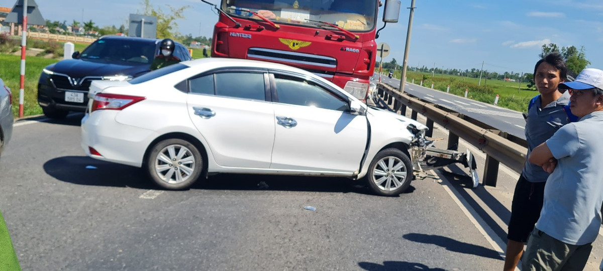 Tại hiện trường, xe con 4 chỗ nằm chắn ngang quốc lộ hướng từ Bắc vào Nam.