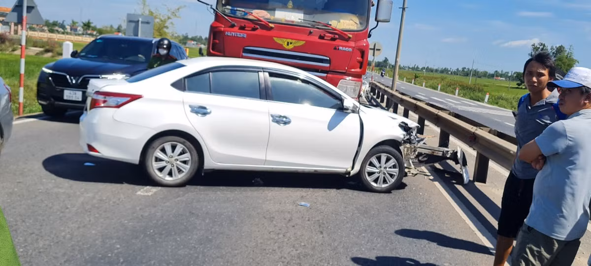 Tại hiện trường, xe con 4 chỗ nằm chắn ngang quốc lộ hướng từ Bắc vào Nam.