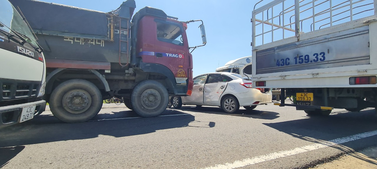 Các nhân chứng cho biết, cả hai xe lưu thông cùng chiều theo hướng TP. Đà Nẵng đi Quảng Nam đến Km 983 thì xảy ra va chạm.