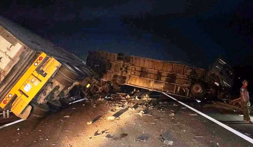 Trước đó, rạng sáng 6/8, một xe tải chạy trên cao tốc Đà Nẵng - Quảng Ngãi hướng Bắc - Nam đến Km 41+ 695, luồng bên phải tuyến cao tốc (thuộc địa phận xã Bình Quý, huyện Thăng Bình, tỉnh Quảng Nam) bất ngờ va chạm với xe đầu kéo chạy cùng chiều.