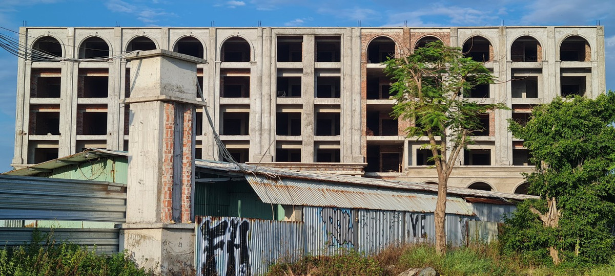 Dự án gồm 5 toà căn hộ khách sạn và 8 biệt thự mặt tiền biển An Bàng với mức đầu tư ban đầu 996 tỷ đồng và sau đó nâng lên hơn 2.000 tỷ.