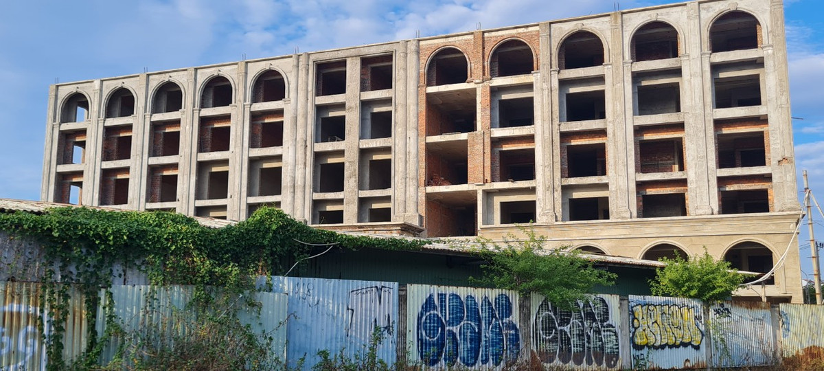 Đặc biệt nhất là 8 căn biệt thự hơn 550m2 cao 3 tầng (1 tầng ngầm đáy biển) sẽ được xây dựng bằng bạch kim, phủ vàng, đá quý nhất thế giới - một viễn cảnh biến Hội An Golden Sea trở thành dự án có một không hai.