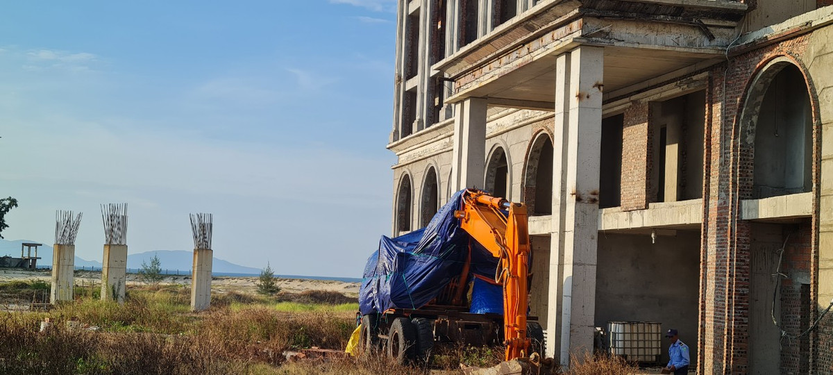 Nhiều hạng mục mới chỉ được xây dựng dang dở, chưa rõ hình hài, sau một thời gian bỏ hoang, đã bắt đầu xuống cấp nghiêm trọng. Sắt thép hoen gỉ trên những trụ bê tông được xây dựng dở dang.