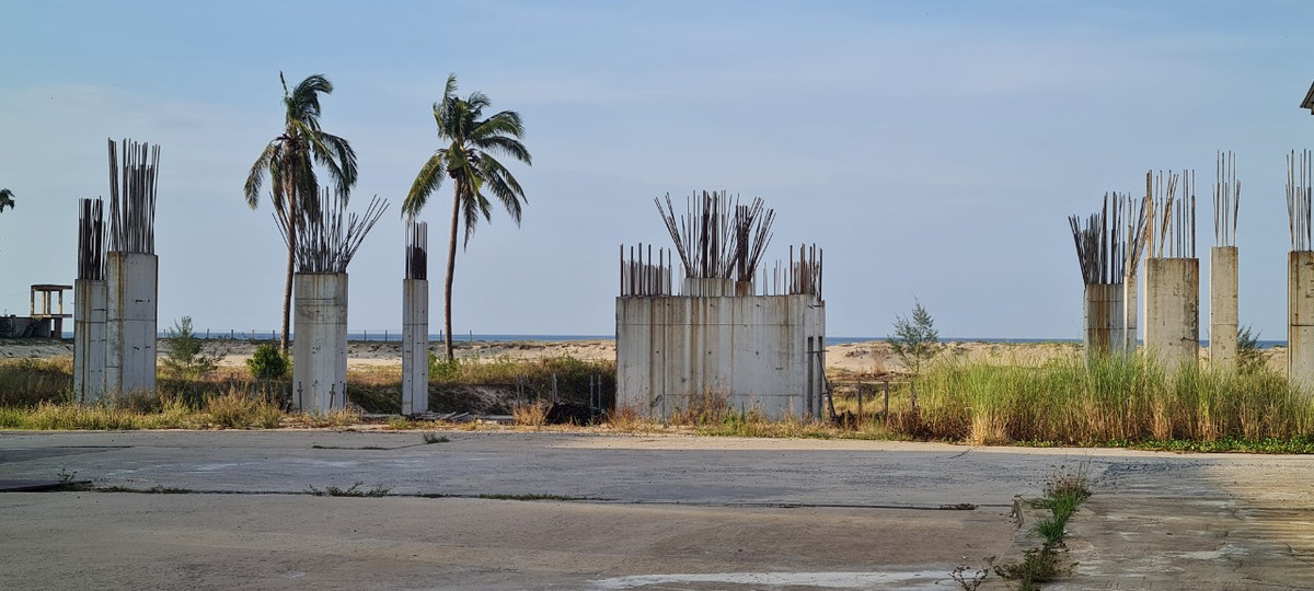 Đặc biệt nhất tại dự án là 8 siêu căn hộ dát vàng dưới đáy biển. "Khách hàng có thể nằm ngắm cá tôm tung tăng bơi lội dưới đáy san hô rực rỡ, xa xa là các mô hình tàu Titanic, tàu cướp biển với khung cảnh chỉ có trong phim khoa học viễn tưởng" – chủ đầu tư dự án từng giới thiệu với những lời hoa mĩ.