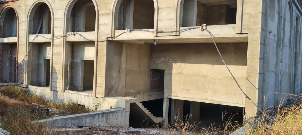 Toàn bộ nội thất các căn hộ siêu sang dưới đáy biển và hơn 400 phòng khách sạn của 2 tòa nhà: từ giường, gương, bàn, thiết bị vệ sinh phòng tắm, dao thìa nĩa, đồ đạc bàn ăn…đều được dát vàng lóng lánh- những mĩ từ có thể "thôi miên" bất cứ khách hàng thượng lưu nào.