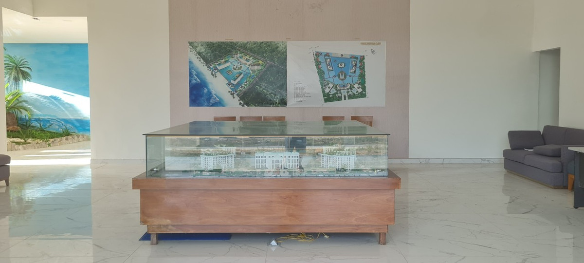 Thế nhưng, hiện tại, ngay cả văn phòng, nhà điều hành dự án cũng vắng lặng, không một bóng người, bụi phủ kín.