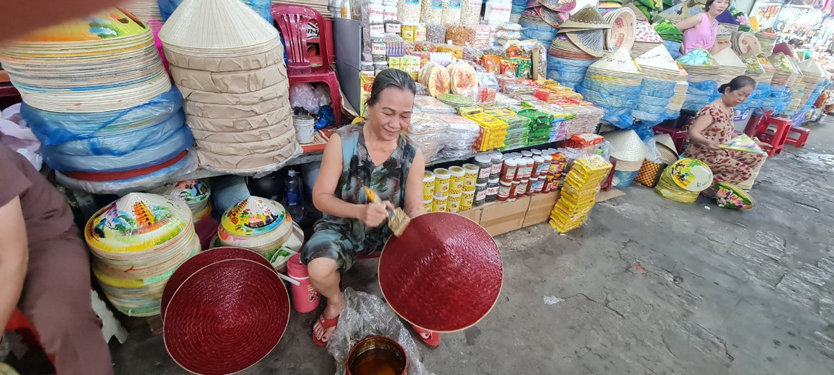 Du khách còn có thể tận mắt chứng kiến một số công đoạn của nghề làm nón ngay tại chợ.