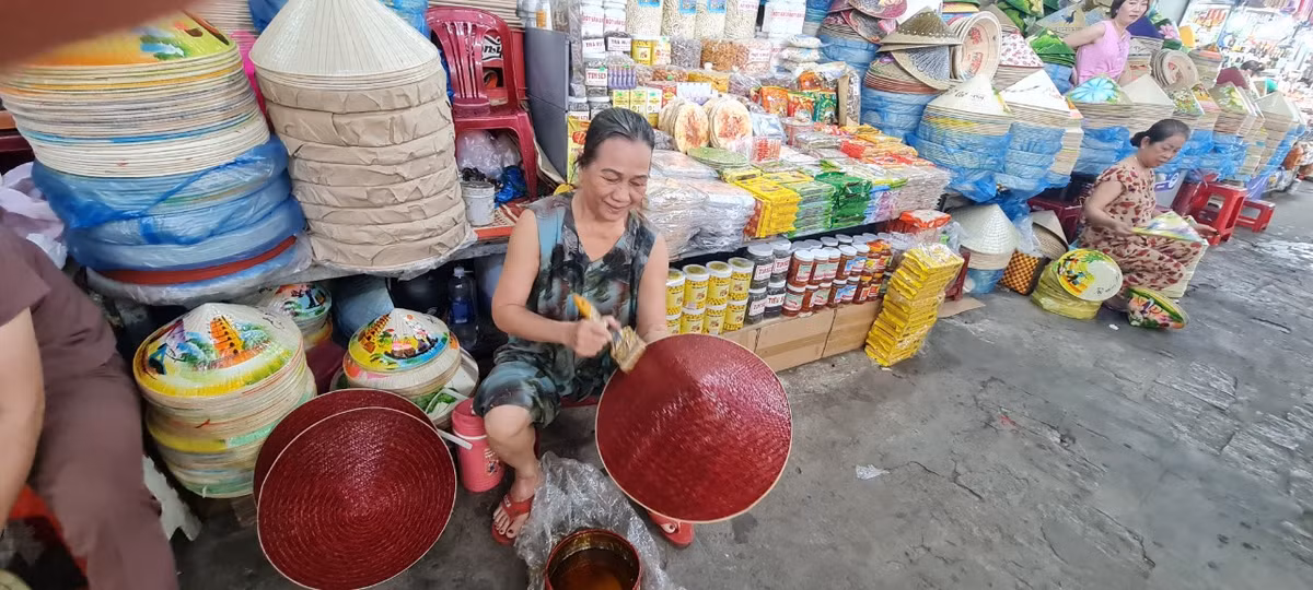 Du khách còn có thể tận mắt chứng kiến một số công đoạn của nghề làm nón ngay tại chợ.