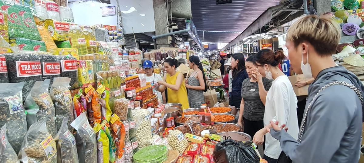 Khu vực hấp dẫn nhất của chợ Đông Ba phải kể đến hàng thực phẩm, nơi bày bán các loại hải sản khô của miền Trung và các loại mắm đặc sản Huế như mắm tôm chua, mắm nêm, mắm cá rò,…