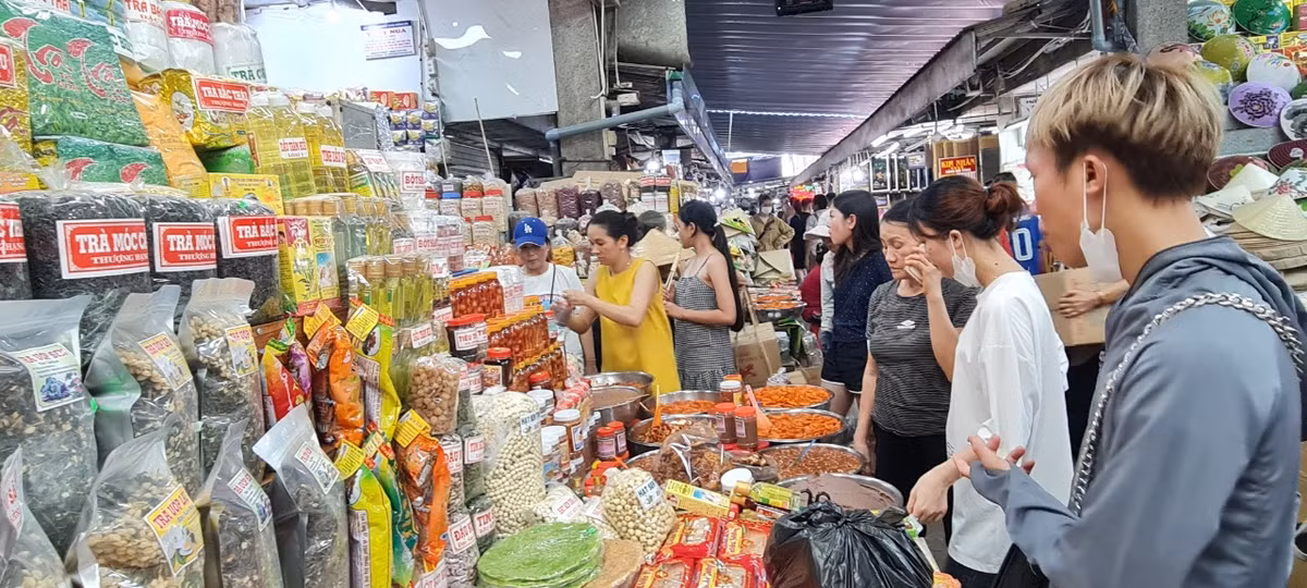 Khu vực hấp dẫn nhất của chợ Đông Ba phải kể đến hàng thực phẩm, nơi bày bán các loại hải sản khô của miền Trung và các loại mắm đặc sản Huế như mắm tôm chua, mắm nêm, mắm cá rò,…