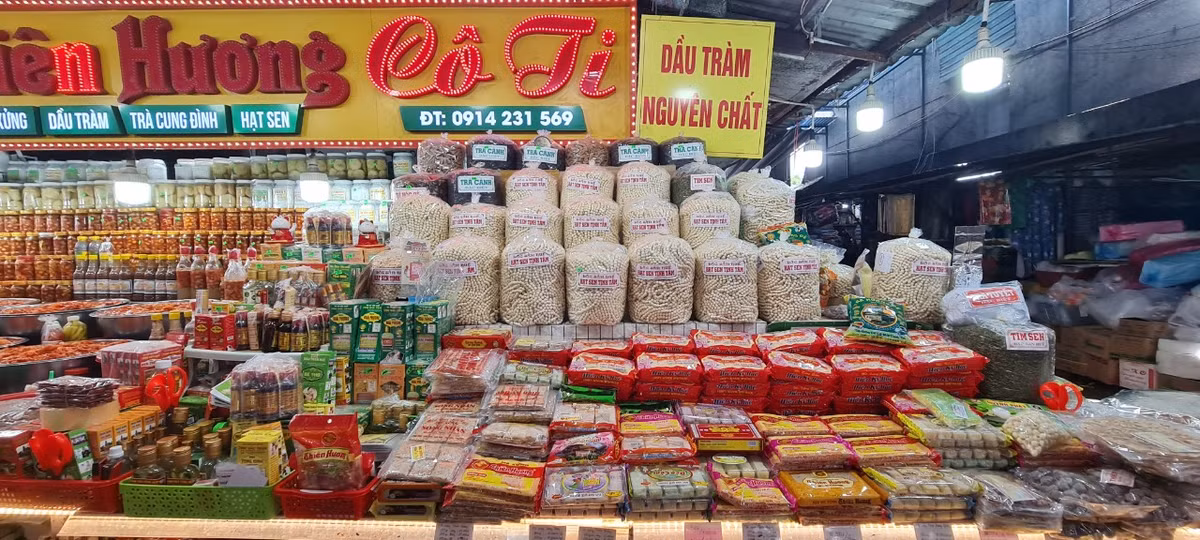 Du khách đến chợ có thể chọn những sản phẩm tinh túy, mang đậm nét văn hóa của vùng đất Cố đô như trà Cung đình, kẹo mè xửng, sen khô, dầu tràm,...