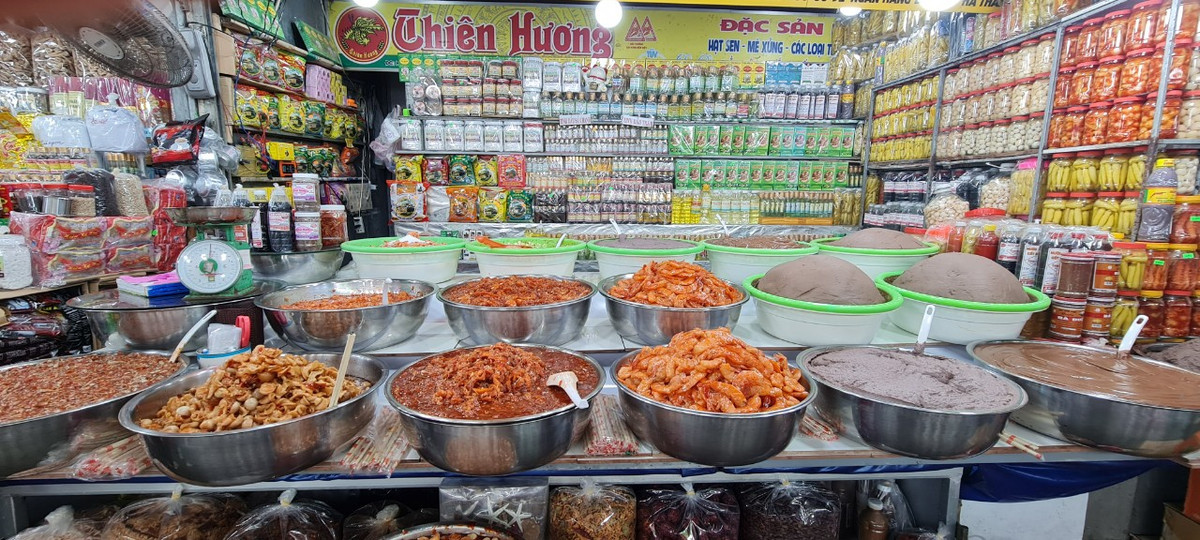 Hàng chục loại mắm đặc sản của xứ Huế với vị cay, mặn và mùi thơm đặc trưng khiến du khách không nỡ rời bước.